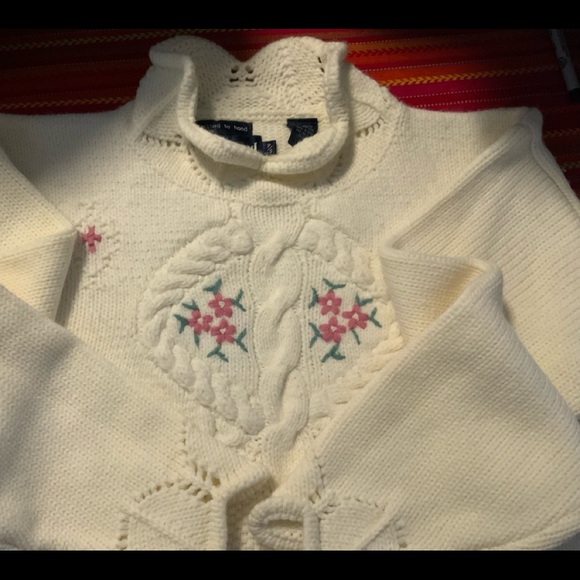 Women’s Sweater in Great condition and design. - Picture 4 of 6